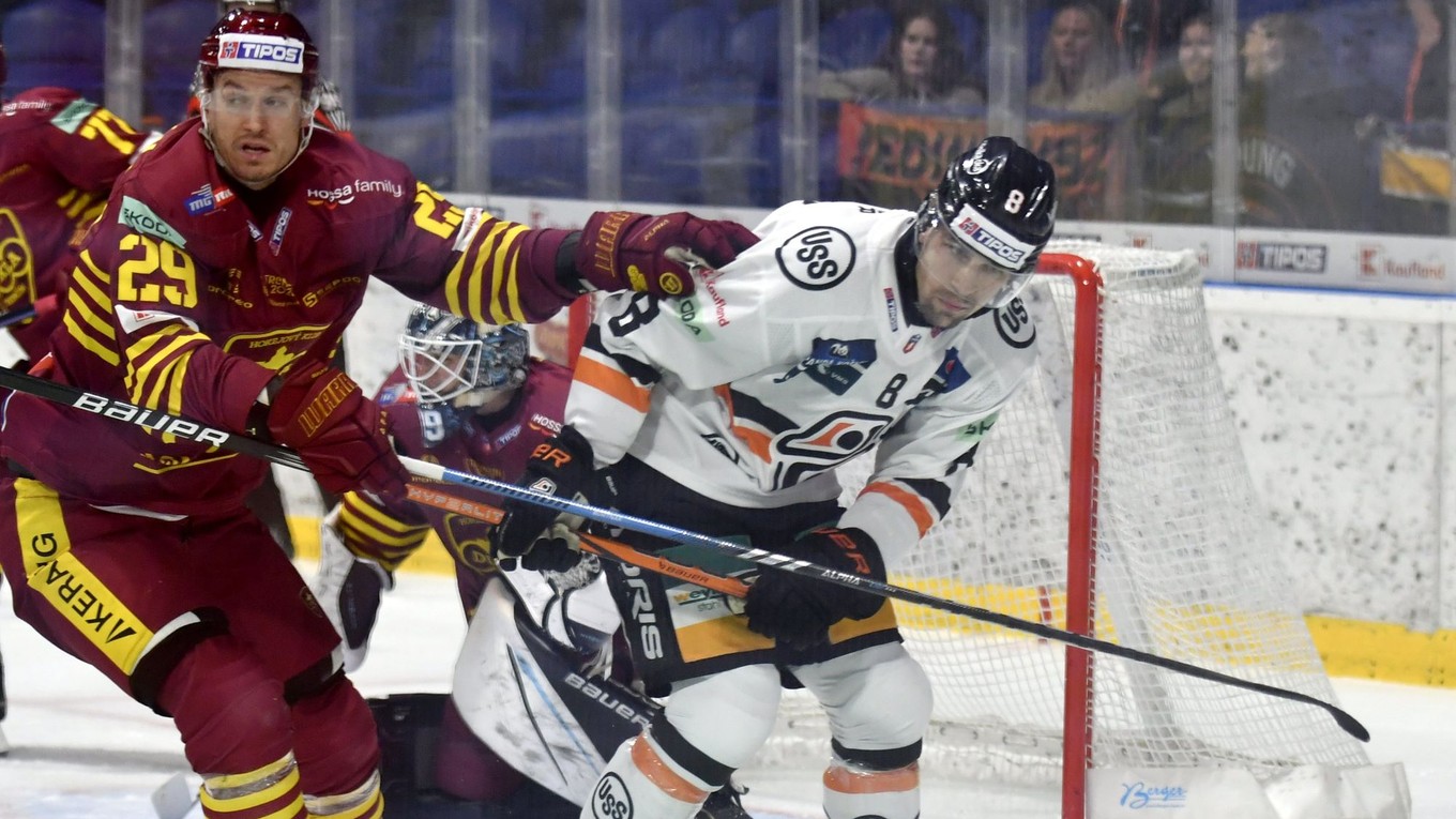 Dalibor Bortňák (vľavo) a Šimon Petráš v zápase HC Košice - HK Dukla Trenčín