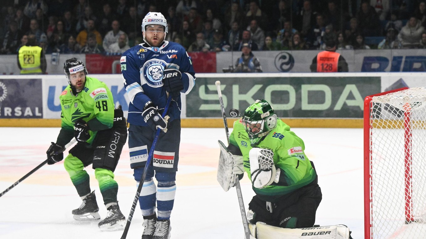 Zľava Daniel Gachulinec, Jadeon Descheneau a brankár Connor Lacouvée v zápase HK Nitra - DOXXbet Vlci Žilina v 5. semifinále play-off Tipos extraligy.