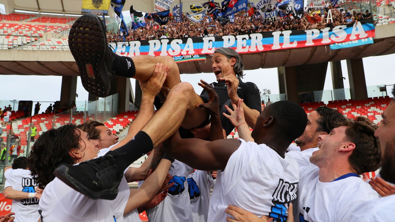 Futbalisti Pisy vyhadzujú do vzduchu trénera Filippa Inzaghiho 