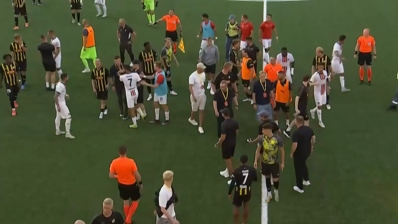 Hromadná potýčka po zápase BK Häcken - Spartak Trnava. 