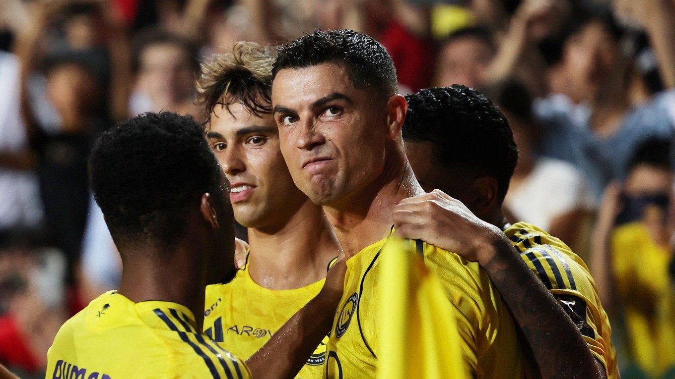 Cristiano Ronaldo sa svojimi spoluhráčmi z klubu Al-Nassr.