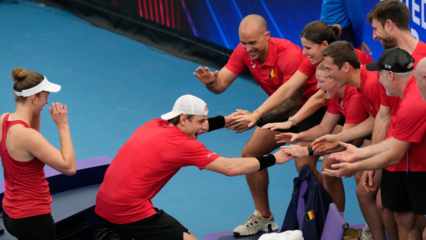 Belgickí tenisti Elise Mertensová  (vľavo) a Zizou Bergs (druhý zľava) oslavujú so svojím tímom 