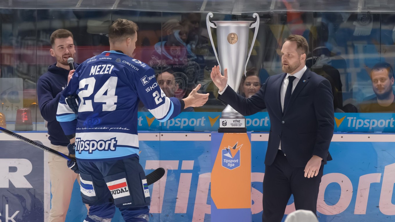 Kapitán HK Nitra Branislav Mezei prebral Pašekov pohár za víťazstvo v základnej časti.