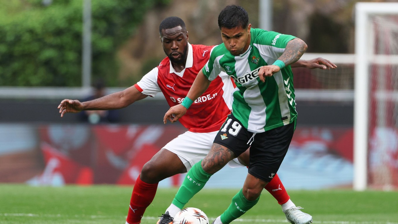 Hráč Betisu Cucho Hernandez a hráč Bragy Sikou Niakate (vľavo) v súboji o loptu