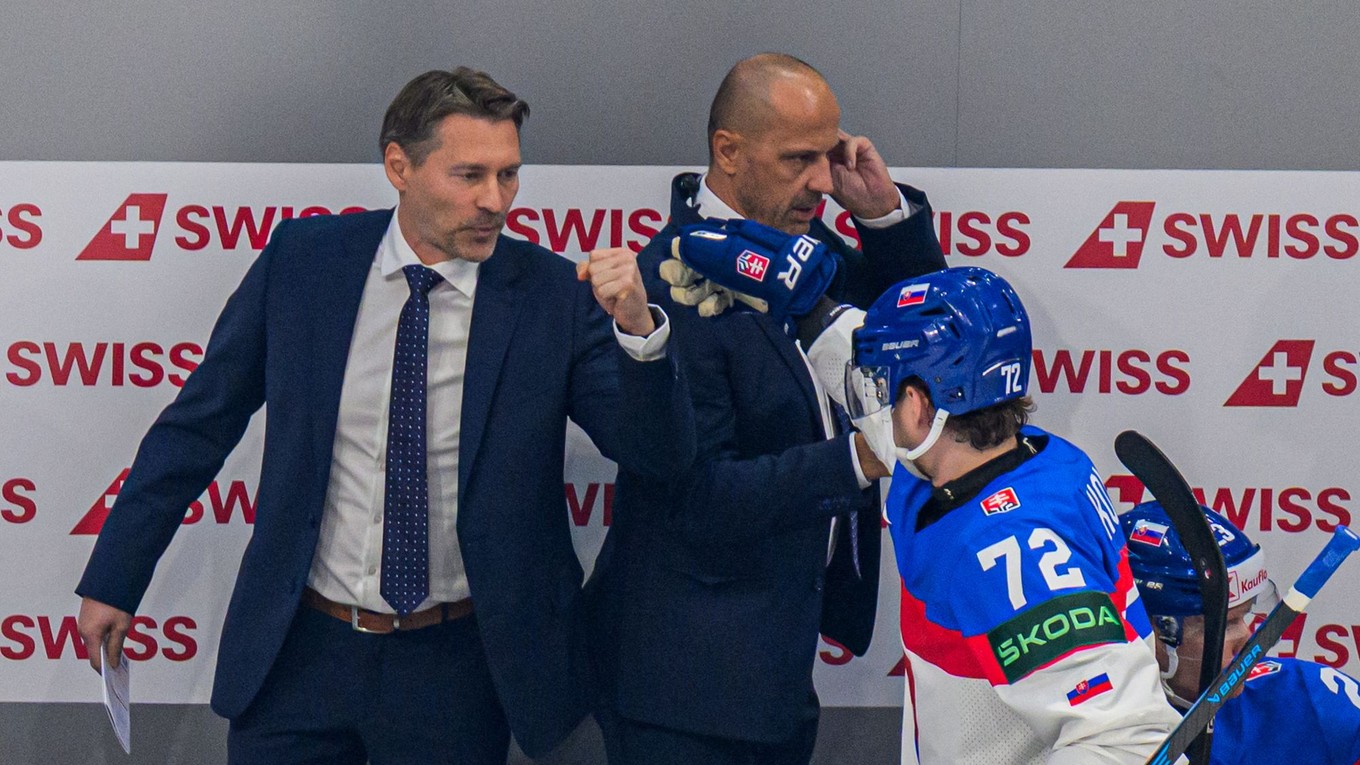Tréner slovenskej hokejovej reprezentácie Vladimír Országh, jeho asistent Ján Pardavý a Andrej Kollár.
