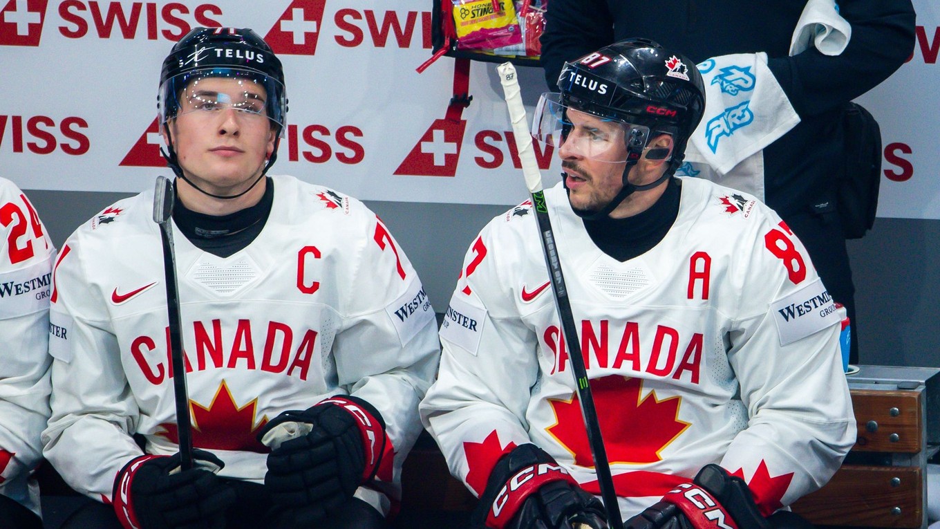 Kapitán Kanady Macklin Celebrini (vľavo) a Sidney Crosby počas MS v hokeji 2026.