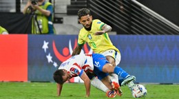 Douglas Luiz (hore) a Adrian Cubas v zápase Paraguaj - Brazília na Copa América 2024.