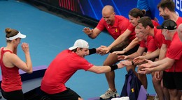 Belgickí tenisti Elise Mertensová  (vľavo) a Zizou Bergs (druhý zľava) oslavujú so svojím tímom 