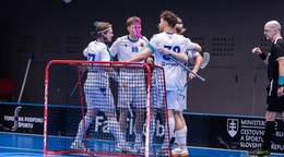 Slovenskí florbalisti oslavujú gól. 