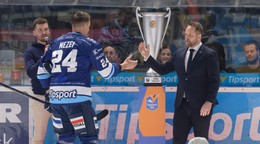 Kapitán HK Nitra Branislav Mezei prebral Pašekov pohár za víťazstvo v základnej časti.