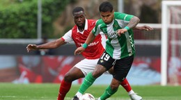 Hráč Betisu Cucho Hernandez a hráč Bragy Sikou Niakate (vľavo) v súboji o loptu