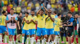 Futbalisti Brazílie odchádzajú z ihriska po skončení zápasu C-skupiny Brazília – Maroko.