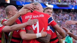 Futbalisti Nórska sa tešia z gólu Erlinga Haalanda v zápase proti Iraku na MS 2026.
