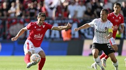 vpravo kapitán Trnavy Martin Mikovič a hráč Trenčína Pablo Gonzales bojujú o loptu počas zápasu 5. kola Niké ligy