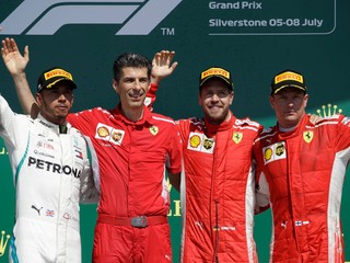 Lewis Hamilton a piloti Ferrari Sebastian Vettel a Kimi Räikkönen po Veľkej cene Veľkej Británie 2018.
