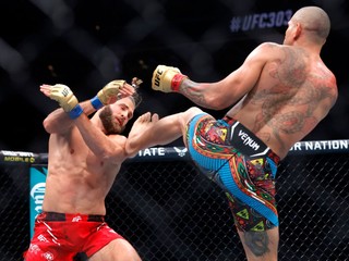 Momentka zo zápasu UFC Procházka - Pereira