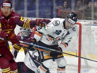 Dalibor Bortňák (vľavo) a Šimon Petráš v zápase HC Košice - HK Dukla Trenčín