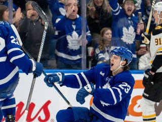 Matthew Knies (v strede) sa teší po strelenom góle v zápase NHL Toronto Maple Leafs - Boston Bruins.