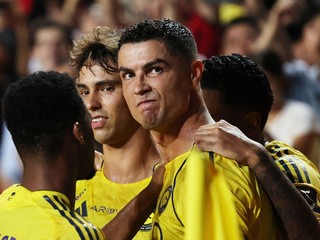 Cristiano Ronaldo sa svojimi spoluhráčmi z klubu Al-Nassr.