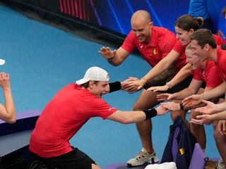 Belgickí tenisti Elise Mertensová  (vľavo) a Zizou Bergs (druhý zľava) oslavujú so svojím tímom 