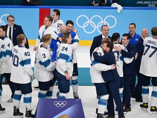 Fínski hokejisti si preberajú bronzové medaily po zápase o 3. miesto Slovensko - Fínsko.