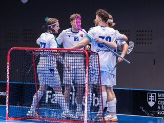 Slovenskí florbalisti oslavujú gól. 