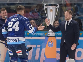 Kapitán HK Nitra Branislav Mezei prebral Pašekov pohár za víťazstvo v základnej časti.