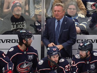 Rick Bowness, tréner Columbusu Blue Jackets a hráči.