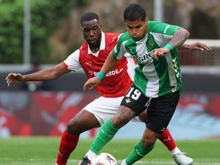 Hráč Betisu Cucho Hernandez a hráč Bragy Sikou Niakate (vľavo) v súboji o loptu