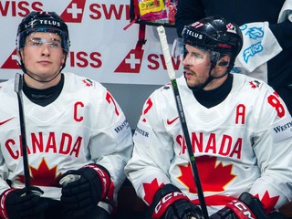 Kapitán Kanady Macklin Celebrini (vľavo) a Sidney Crosby počas MS v hokeji 2026.
