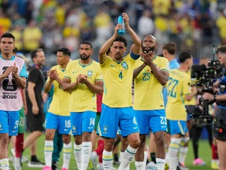 Futbalisti Brazílie odchádzajú z ihriska po skončení zápasu C-skupiny Brazília – Maroko.