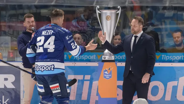 Kapitán HK Nitra Branislav Mezei prebral Pašekov pohár za víťazstvo v základnej časti.
