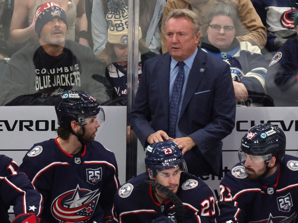 Rick Bowness, tréner Columbusu Blue Jackets a hráči.
