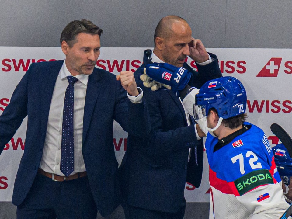 Tréner slovenskej hokejovej reprezentácie Vladimír Országh, jeho asistent Ján Pardavý a Andrej Kollár.