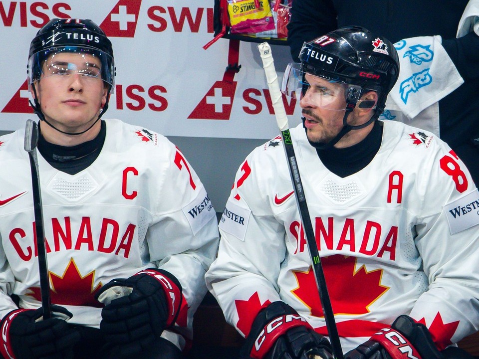 Kapitán Kanady Macklin Celebrini (vľavo) a Sidney Crosby počas MS v hokeji 2026. 