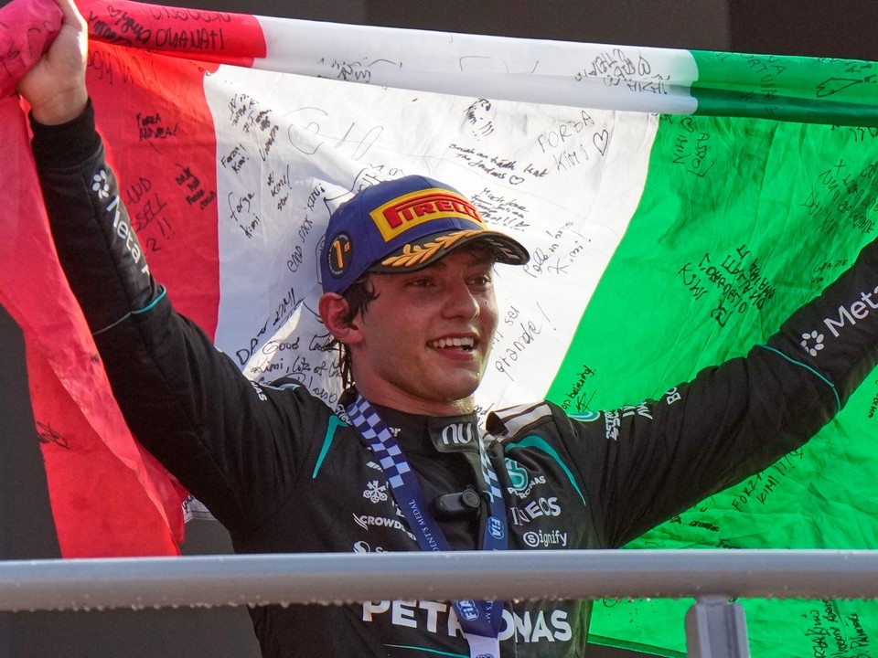 Kimi Antonelli oslavuje víťazstvo na Veľkej cene Talianska 2026.