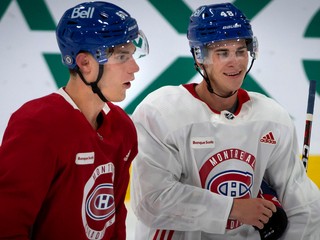 Juraj Slafkovský a Filip Mešár na tréningu Montreal Canadiens.