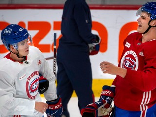 Juraj Slafkovský (vpravo) a Filip Mešár na prípravnom kempe Montrealu Canadiens.