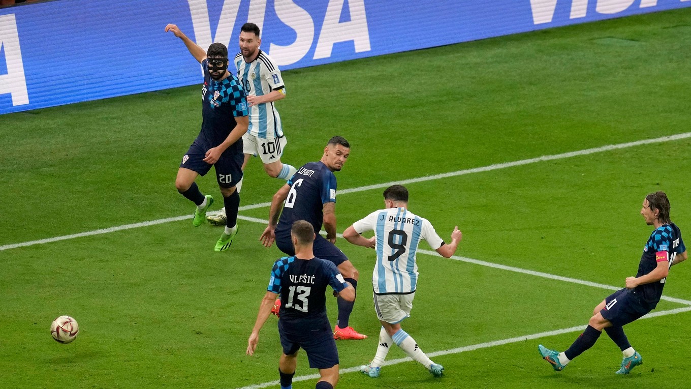 Julián Álvarez strieľa gól po skvelej akcii Lionela Messiho v zápase Argentína - Chorvátsko v semifinále MS vo futbale 2022.