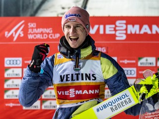 Nemecký skokan na lyžiach Karl Geiger. 