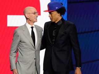 Cade Cunningham (vpravo) sa stal jednotkou draftu NBA 2021.