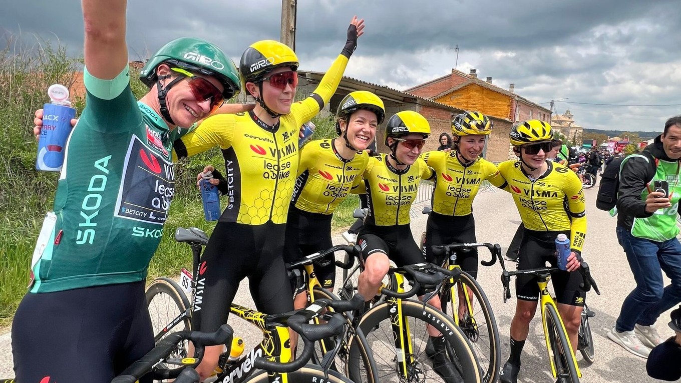 Viktória Chladoňová (vpravo) sa teší po víťazstve Marianne Vosovej v 6. etape Vuelty. 