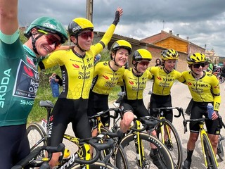 Viktória Chladoňová (vpravo) sa teší po víťazstve Marianne Vosovej v 6. etape Vuelty. 