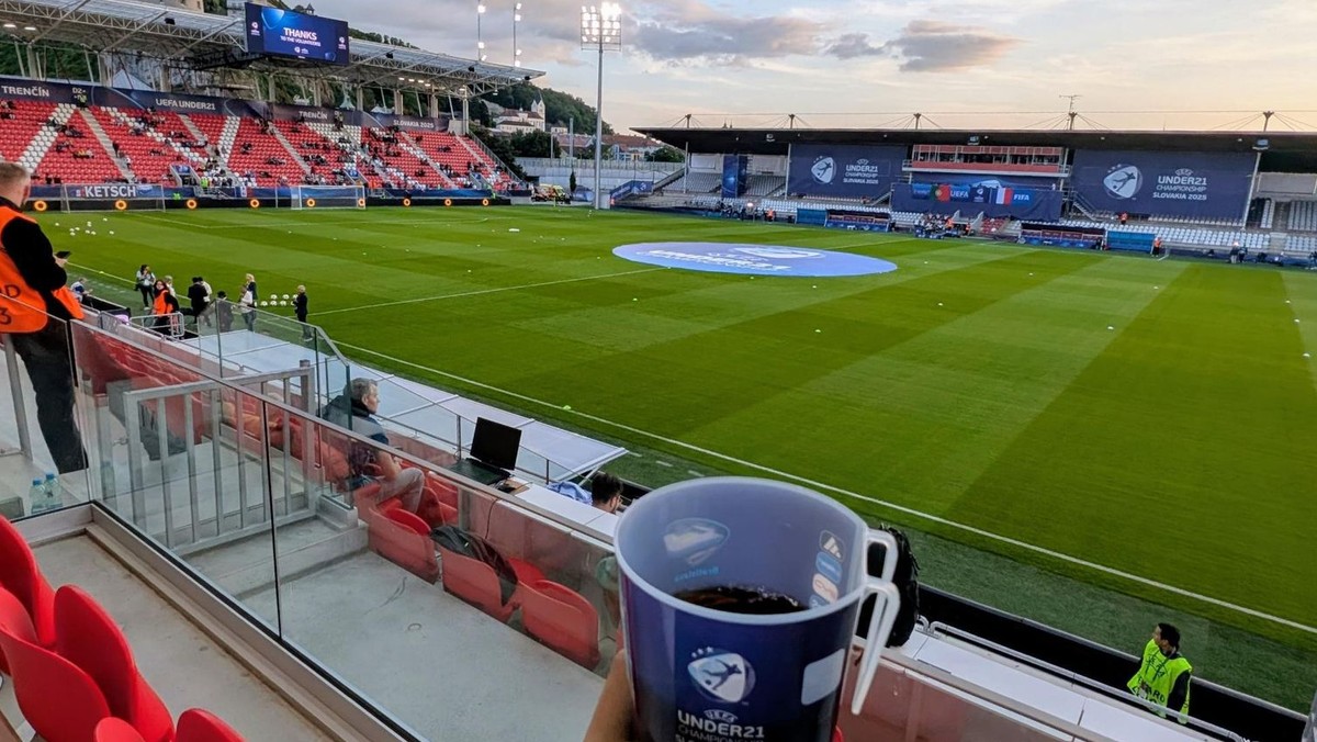 Fotka z futbalového štadióna v Trenčíne počas EURO U21 2025.