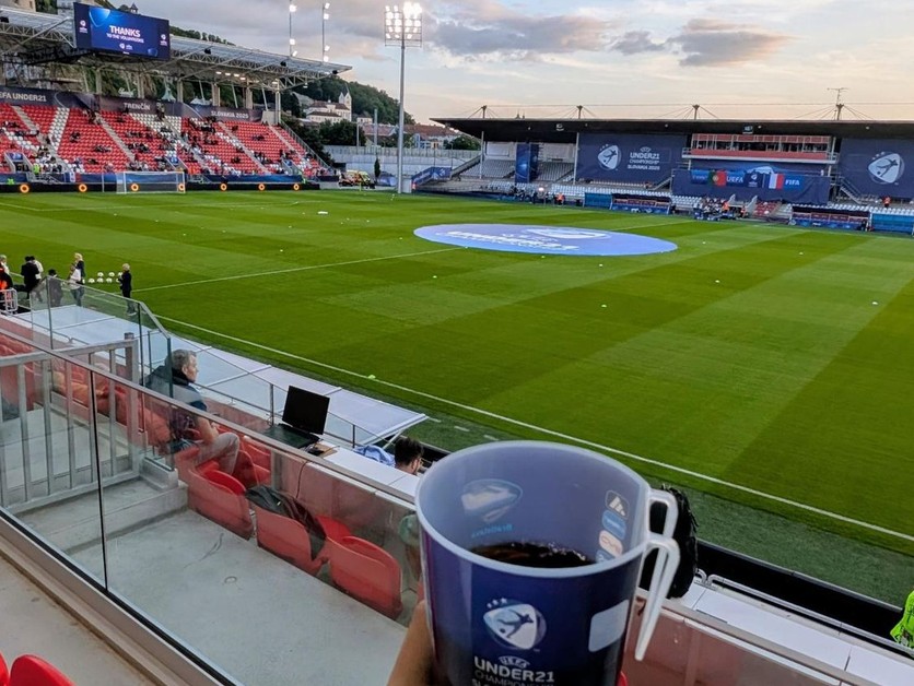 Fotka z futbalového štadióna v Trenčíne počas EURO U21 2025.