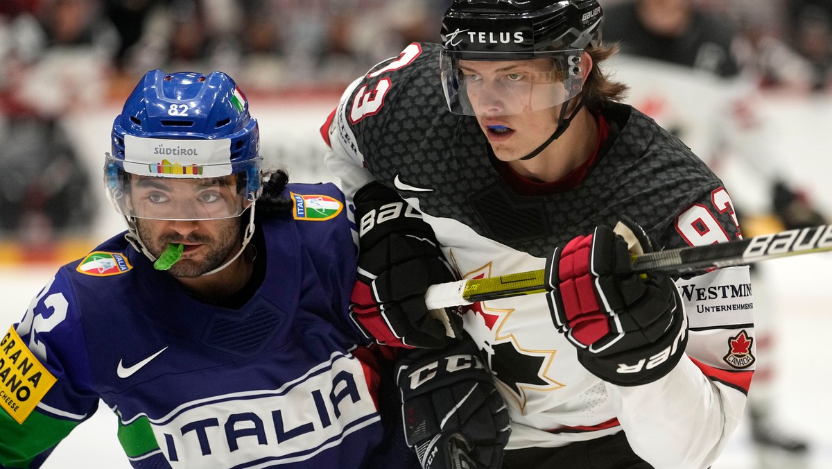 Dante Hannoun (vľavo) a Kent Johnson v zápase Taliansko - Kanada na MS v hokeji 2022.