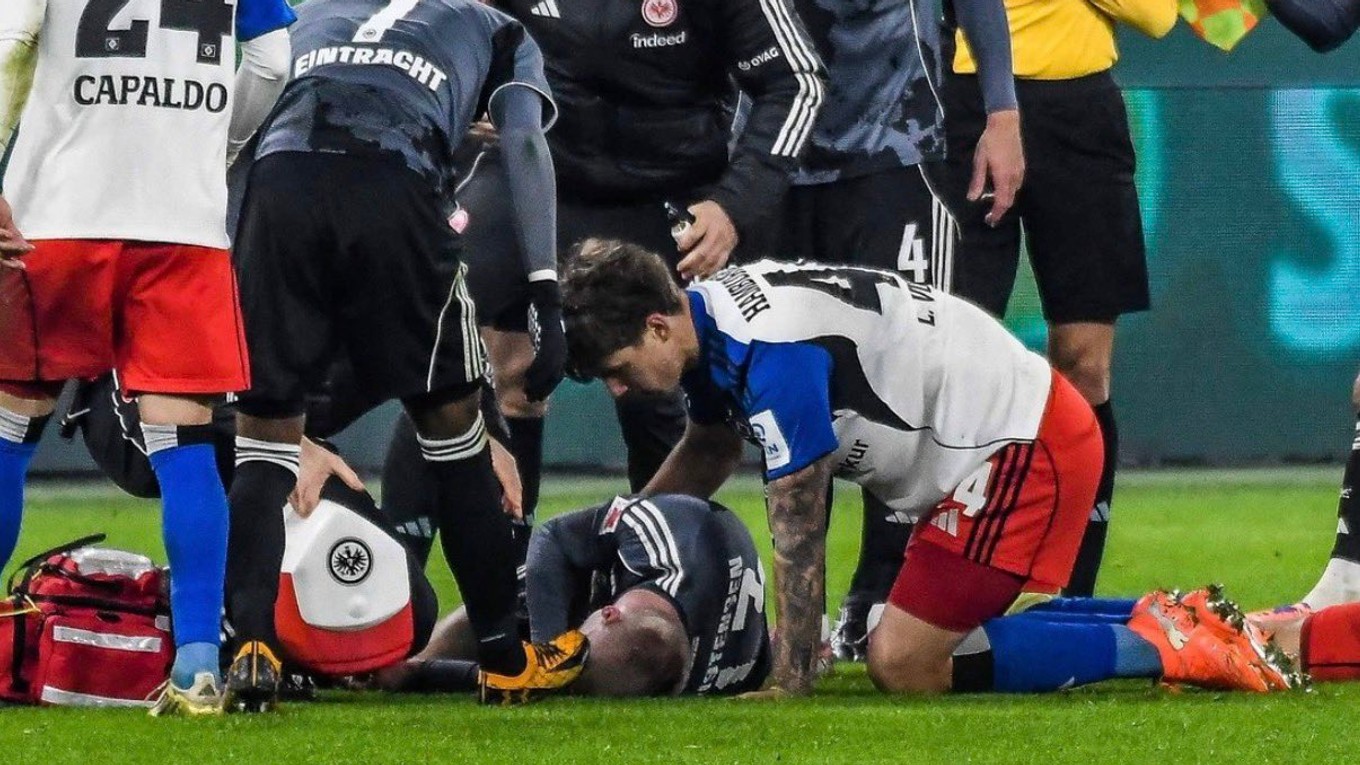 Luka Vuškovič pomáha súperovi.