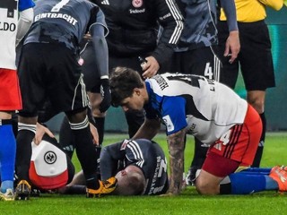 Luka Vuškovič pomáha súperovi.