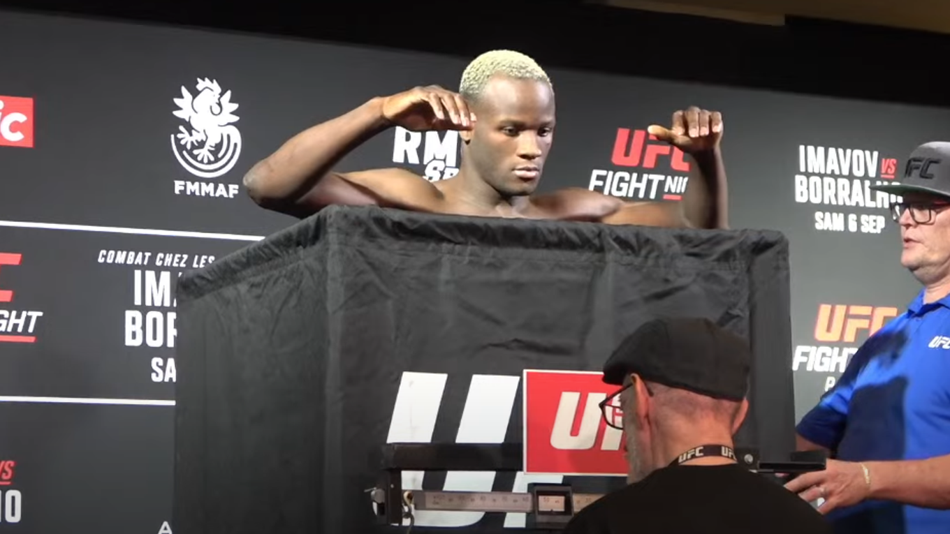 Losene Keita na vážení pred premiérou v UFC.