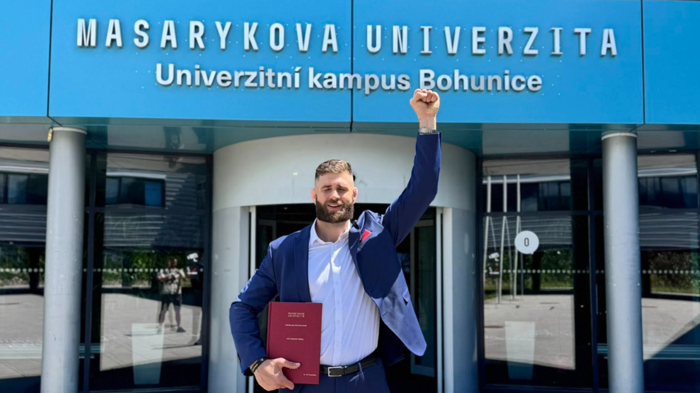 Jiří Procházka ukončil štúdium na Masarykovej univerzite.